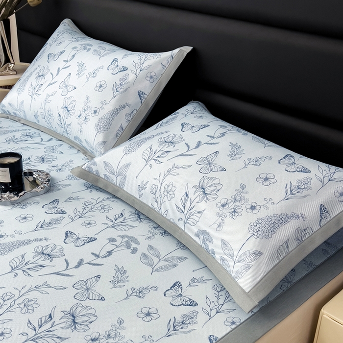 91家纺网 家纺一手货源 找家纺 全季家居 2025新款A类花卉系列数码印花冰藤席凉席席子 蝶舞秘境-浅蓝 床席