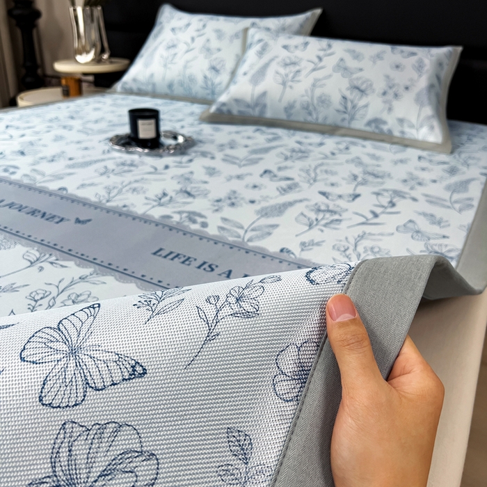 91家纺网 家纺一手货源 找家纺 全季家居 2025新款A类花卉系列数码印花冰藤席凉席席子 蝶舞秘境-浅蓝 床席