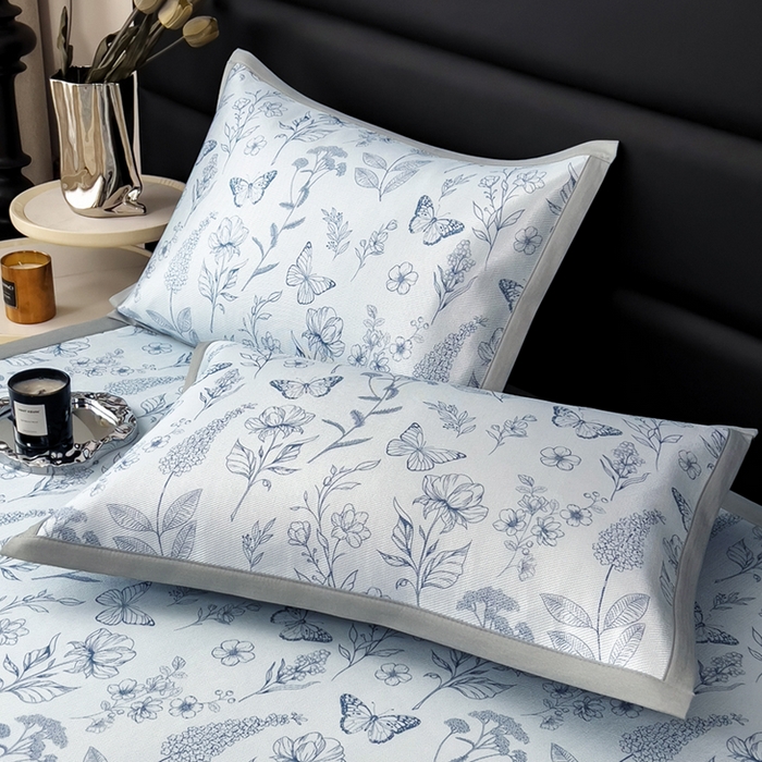 91家纺网 家纺一手货源 找家纺 全季家居 2025新款A类花卉系列数码印花冰藤席凉席席子 蝶舞秘境-浅蓝 床席