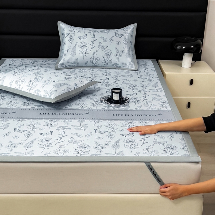 91家纺网 家纺一手货源 找家纺 全季家居 2025新款A类花卉系列数码印花冰藤席凉席席子 蝶舞秘境-浅蓝 床席