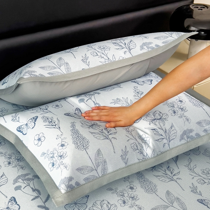 91家纺网 家纺一手货源 找家纺 全季家居 2025新款A类花卉系列数码印花冰藤席凉席席子 蝶舞秘境-浅蓝 床席