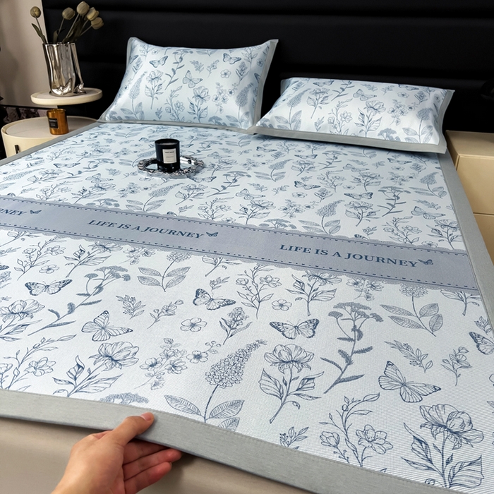 91家纺网 家纺一手货源 找家纺 全季家居 2025新款A类花卉系列数码印花冰藤席凉席席子 蝶舞秘境-浅蓝 床席