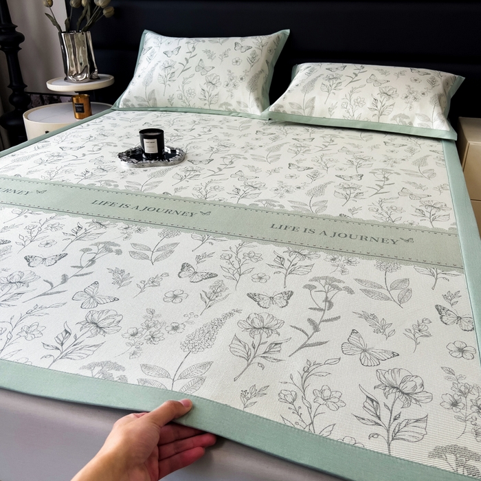 91家纺网 家纺一手货源 找家纺 全季家居 2025新款A类花卉系列数码印花冰藤席凉席席子 蝶舞秘境-水绿 床席