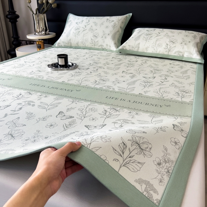 91家纺网 家纺一手货源 找家纺 全季家居 2025新款A类花卉系列数码印花冰藤席凉席席子 蝶舞秘境-水绿 床席