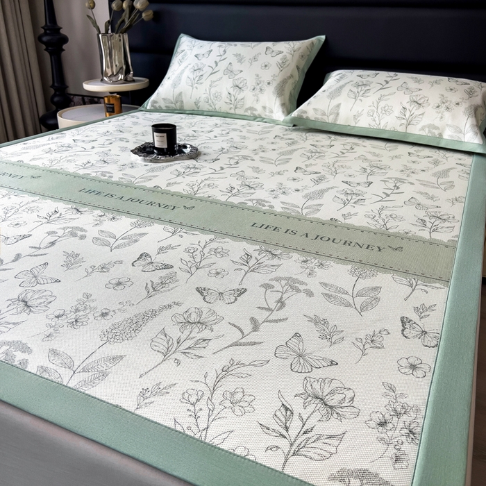 91家纺网 家纺一手货源 找家纺 全季家居 2025新款A类花卉系列数码印花冰藤席凉席席子 蝶舞秘境-水绿 床席