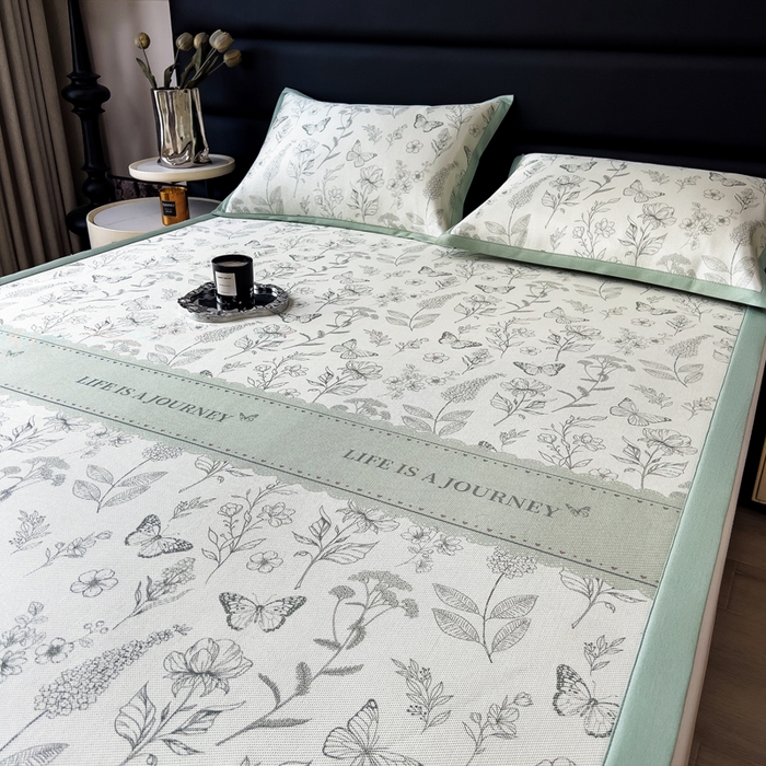 91家纺网 家纺一手货源 找家纺 全季家居 2025新款A类花卉系列数码印花冰藤席凉席席子 蝶舞秘境-水绿 床席