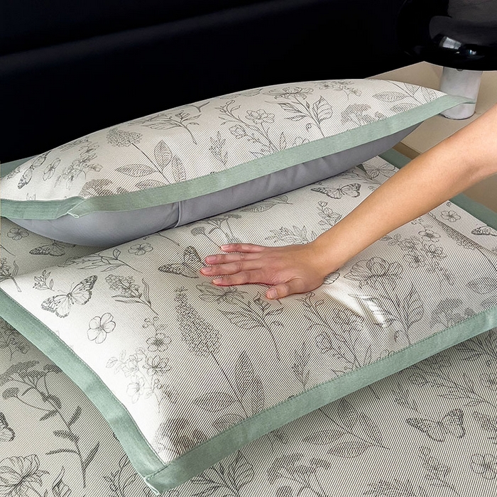 91家纺网 家纺一手货源 找家纺 全季家居 2025新款A类花卉系列数码印花冰藤席凉席席子 蝶舞秘境-水绿 床席