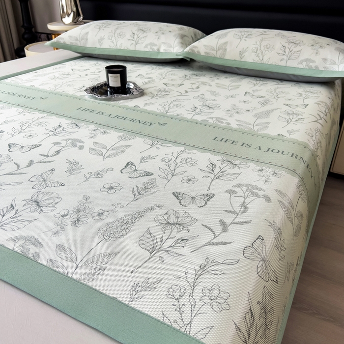 91家纺网 家纺一手货源 找家纺 全季家居 2025新款A类花卉系列数码印花冰藤席凉席席子 蝶舞秘境-水绿 床席