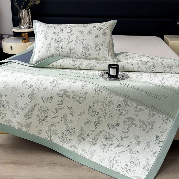 91家纺网 家纺一手货源 找家纺 全季家居 2025新款A类花卉系列数码印花冰藤席凉席席子 蝶舞秘境-水绿 床席