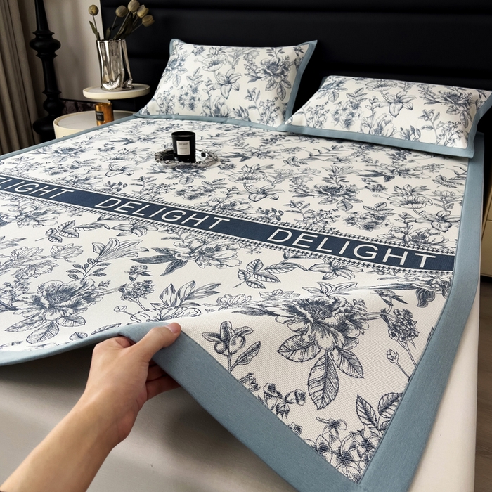 91家纺网 家纺一手货源 找家纺 全季家居 2025新款A类花卉系列数码印花冰藤席凉席席子 繁花物语-深蓝 床席