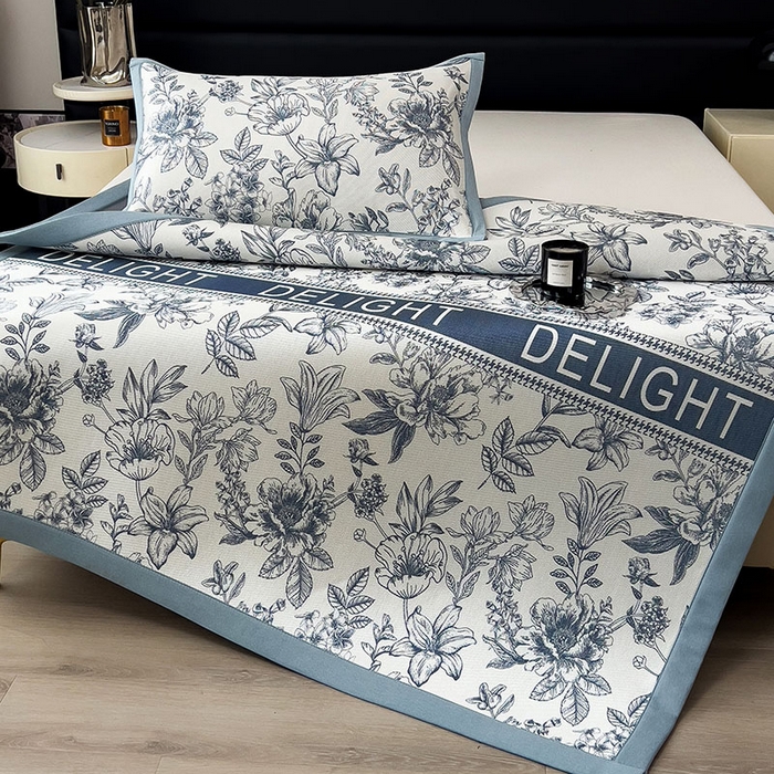 91家纺网 家纺一手货源 找家纺 全季家居 2025新款A类花卉系列数码印花冰藤席凉席席子 繁花物语-深蓝 床席