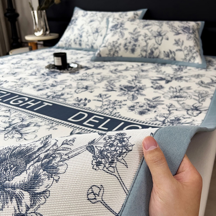 91家纺网 家纺一手货源 找家纺 全季家居 2025新款A类花卉系列数码印花冰藤席凉席席子 繁花物语-深蓝 床席