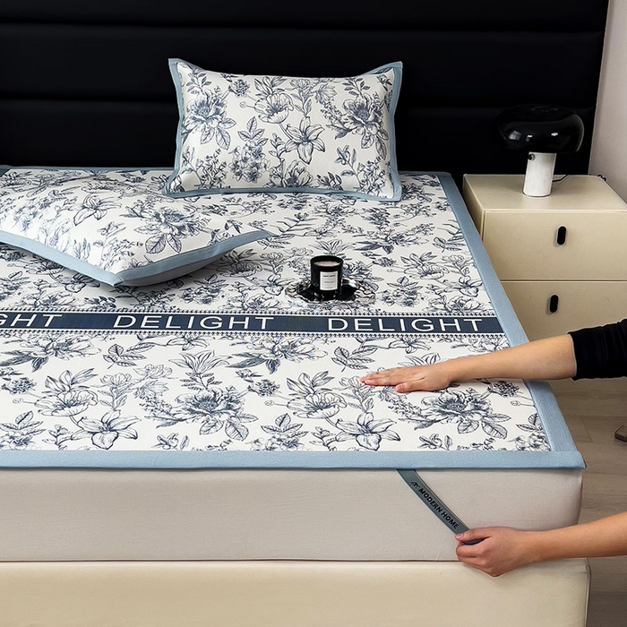 91家纺网 家纺一手货源 找家纺 全季家居 2025新款A类花卉系列数码印花冰藤席凉席席子 繁花物语-深蓝 床席