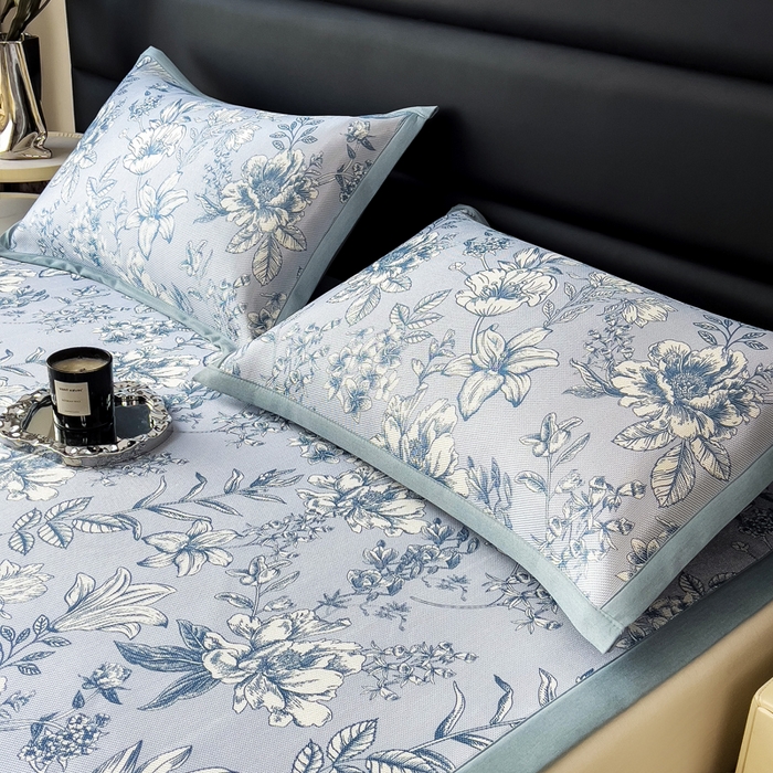 91家纺网 家纺一手货源 找家纺 全季家居 2025新款A类花卉系列数码印花冰藤席凉席席子 繁花物语-天蓝 床席