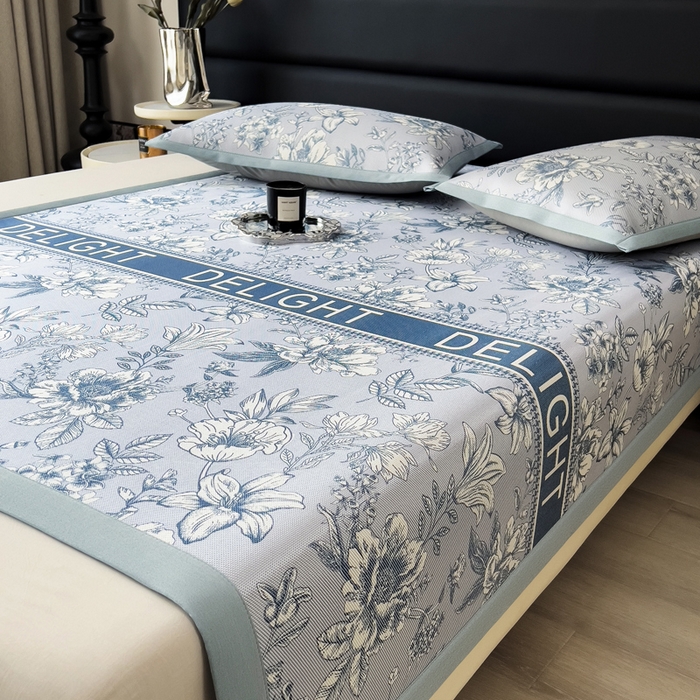 91家纺网 家纺一手货源 找家纺 全季家居 2025新款A类花卉系列数码印花冰藤席凉席席子 繁花物语-天蓝 床席