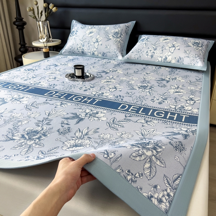 91家纺网 家纺一手货源 找家纺 全季家居 2025新款A类花卉系列数码印花冰藤席凉席席子 繁花物语-天蓝 床席