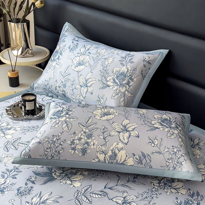 91家纺网 家纺一手货源 找家纺 全季家居 2025新款A类花卉系列数码印花冰藤席凉席席子 繁花物语-天蓝 床席