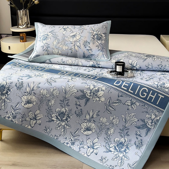 91家纺网 家纺一手货源 找家纺 全季家居 2025新款A类花卉系列数码印花冰藤席凉席席子 繁花物语-天蓝 床席