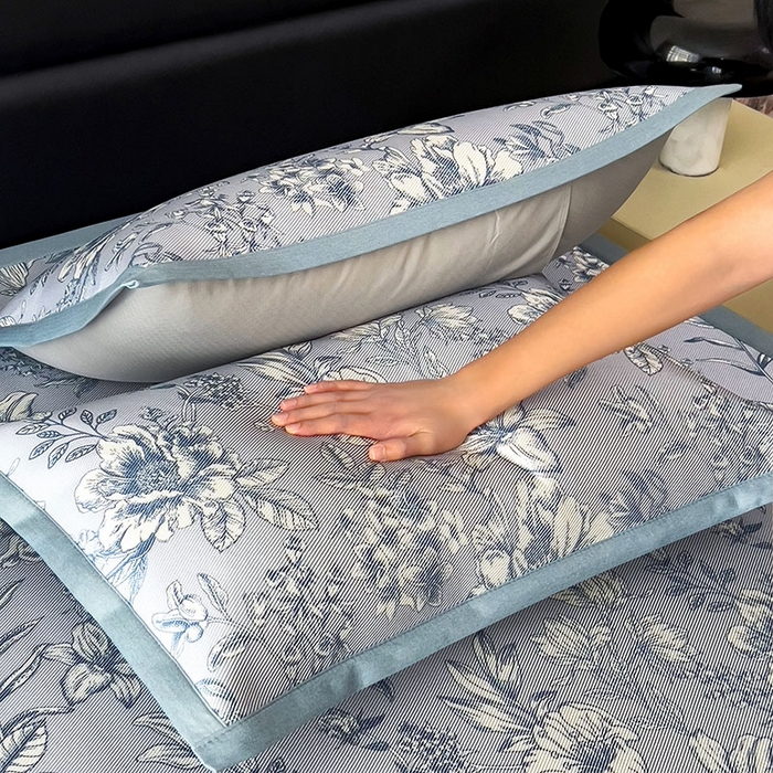 91家纺网 家纺一手货源 找家纺 全季家居 2025新款A类花卉系列数码印花冰藤席凉席席子 繁花物语-天蓝 床席