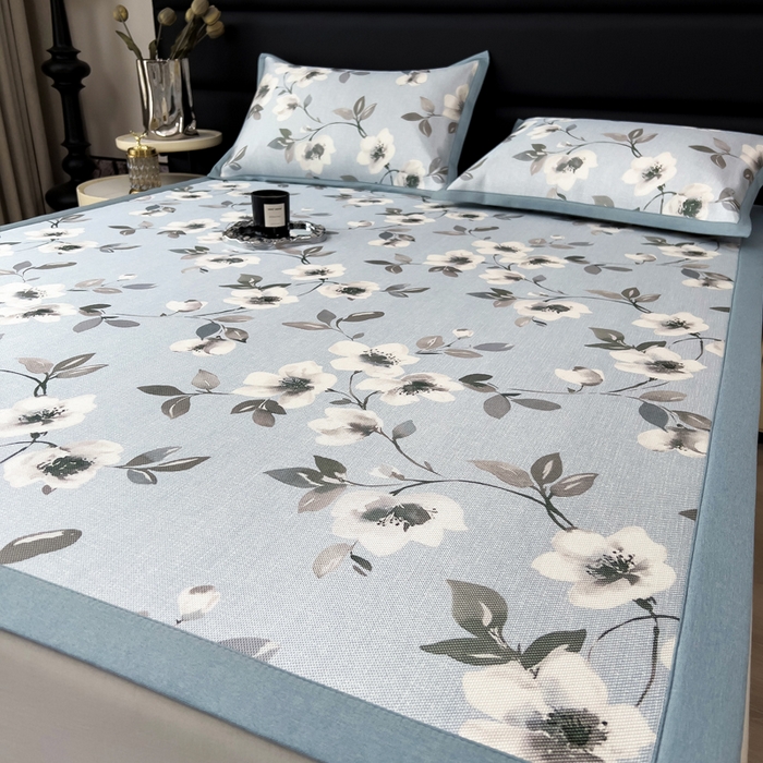 91家纺网 家纺一手货源 找家纺 全季家居 2025新款A类花卉系列数码印花冰藤席凉席席子 花漫舞曲-天蓝 床席