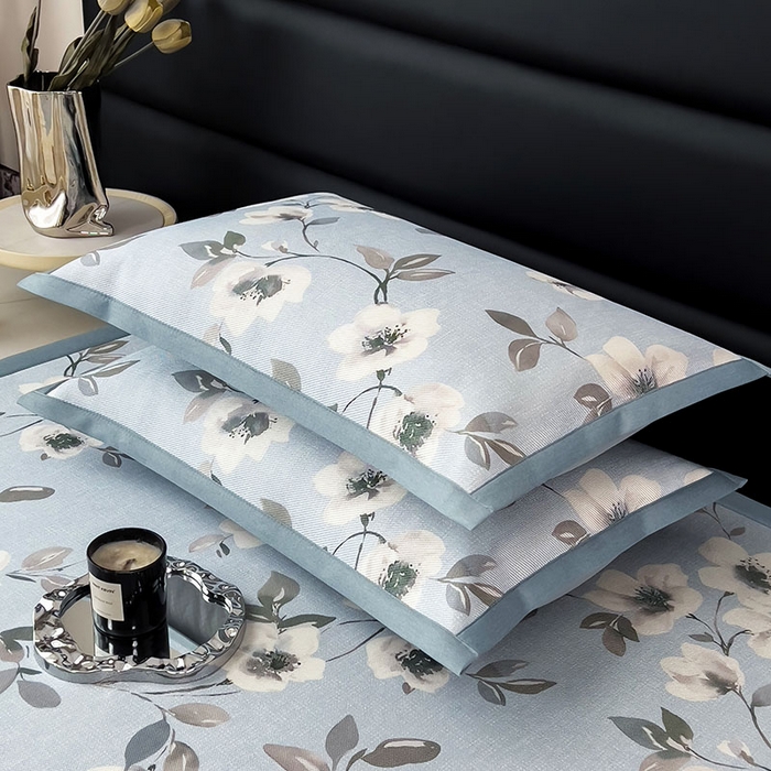 91家纺网 家纺一手货源 找家纺 全季家居 2025新款A类花卉系列数码印花冰藤席凉席席子 花漫舞曲-天蓝 床席