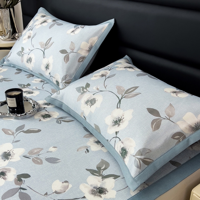 91家纺网 家纺一手货源 找家纺 全季家居 2025新款A类花卉系列数码印花冰藤席凉席席子 花漫舞曲-天蓝 床席