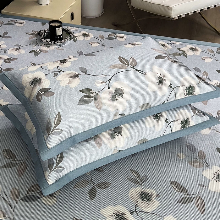 91家纺网 家纺一手货源 找家纺 全季家居 2025新款A类花卉系列数码印花冰藤席凉席席子 花漫舞曲-天蓝 床席