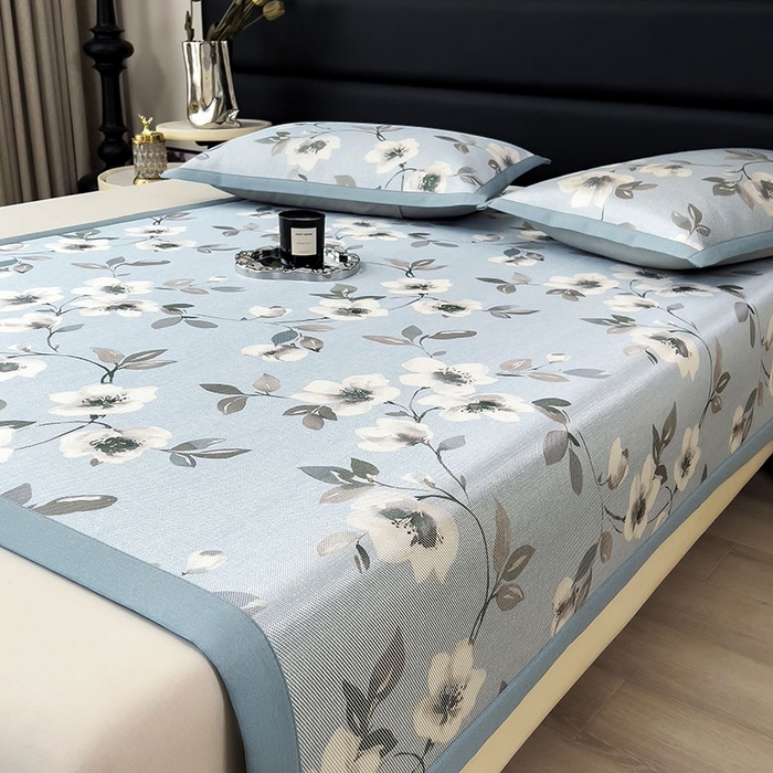 91家纺网 家纺一手货源 找家纺 全季家居 2025新款A类花卉系列数码印花冰藤席凉席席子 花漫舞曲-天蓝 床席