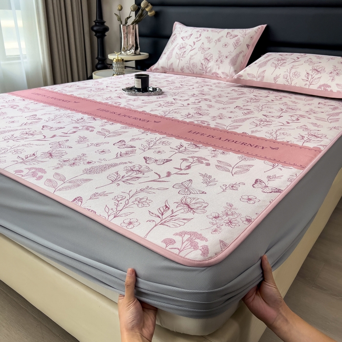 91家纺网 家纺一手货源 找家纺 全季家居 2025新款A类花卉系列数码印花冰藤席凉席席子 蝶舞秘境-淡粉 床笠