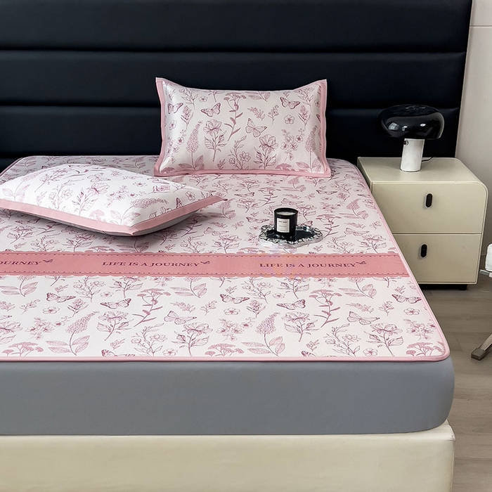 91家纺网 家纺一手货源 找家纺 全季家居 2025新款A类花卉系列数码印花冰藤席凉席席子 蝶舞秘境-淡粉 床笠