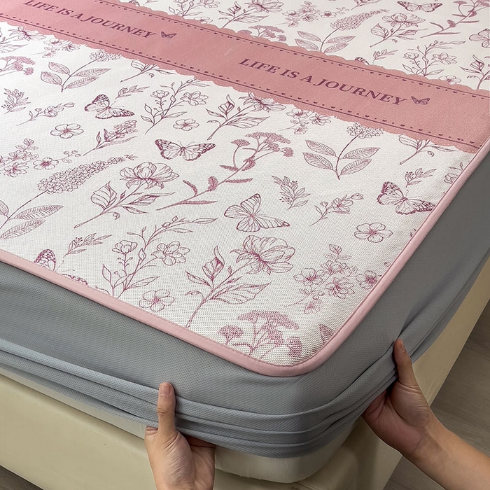 91家纺网 家纺一手货源 找家纺 全季家居 2025新款A类花卉系列数码印花冰藤席凉席席子 蝶舞秘境-淡粉 床笠