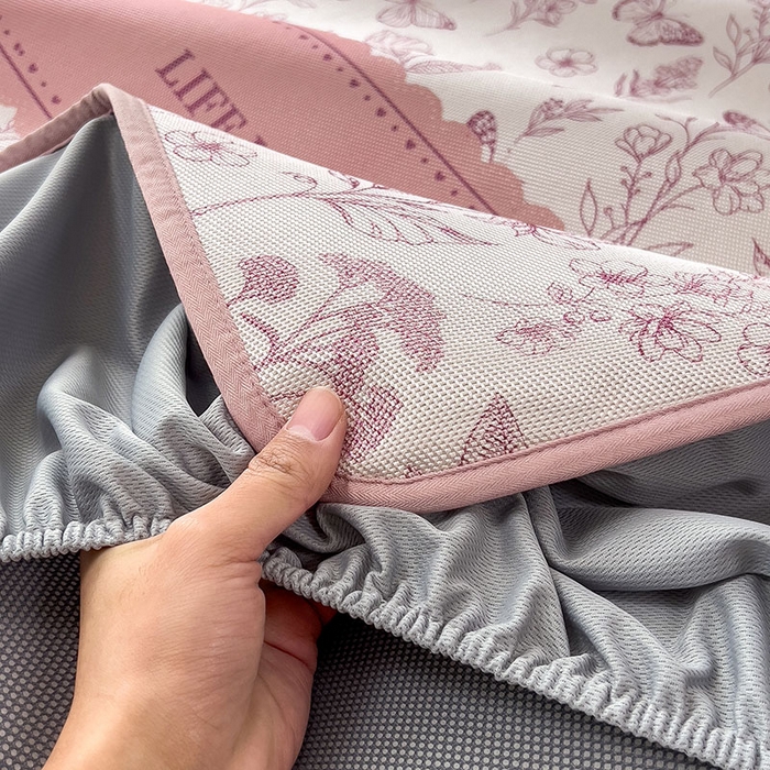 91家纺网 家纺一手货源 找家纺 全季家居 2025新款A类花卉系列数码印花冰藤席凉席席子 蝶舞秘境-淡粉 床笠