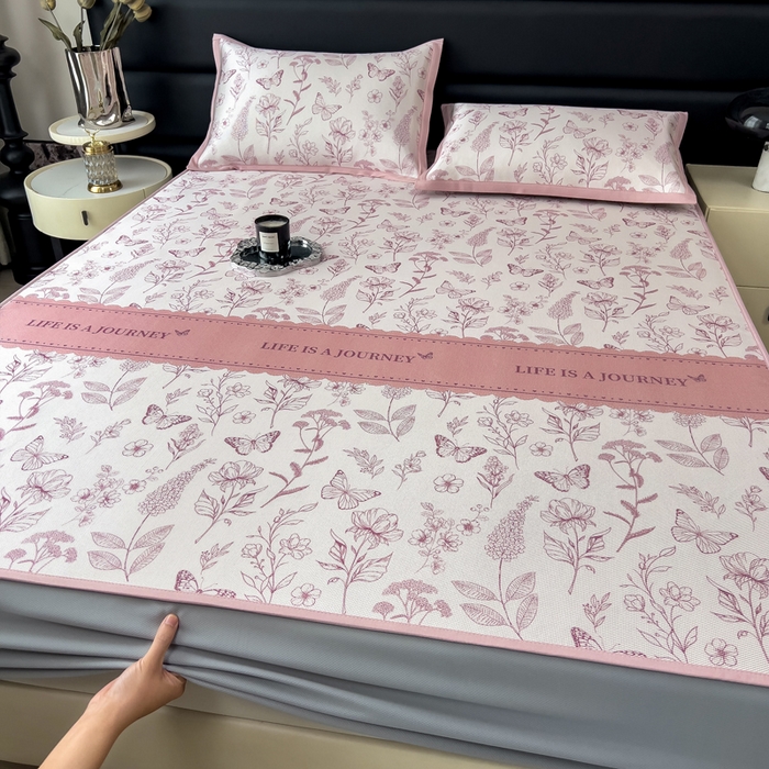 91家纺网 家纺一手货源 找家纺 全季家居 2025新款A类花卉系列数码印花冰藤席凉席席子 蝶舞秘境-淡粉 床笠