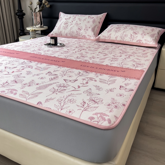 91家纺网 家纺一手货源 找家纺 全季家居 2025新款A类花卉系列数码印花冰藤席凉席席子 蝶舞秘境-淡粉 床笠