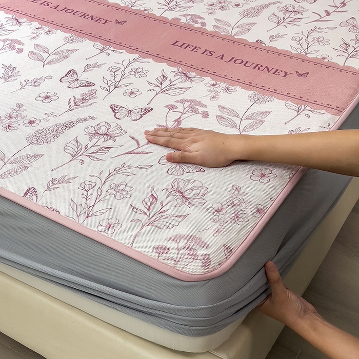 91家纺网 家纺一手货源 找家纺 全季家居 2025新款A类花卉系列数码印花冰藤席凉席席子 蝶舞秘境-淡粉 床笠