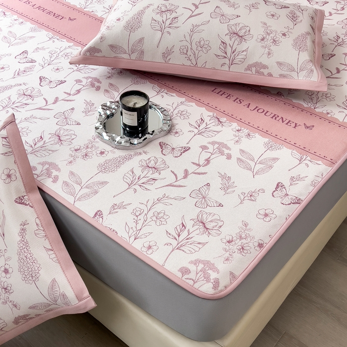 91家纺网 家纺一手货源 找家纺 全季家居 2025新款A类花卉系列数码印花冰藤席凉席席子 蝶舞秘境-淡粉 床笠