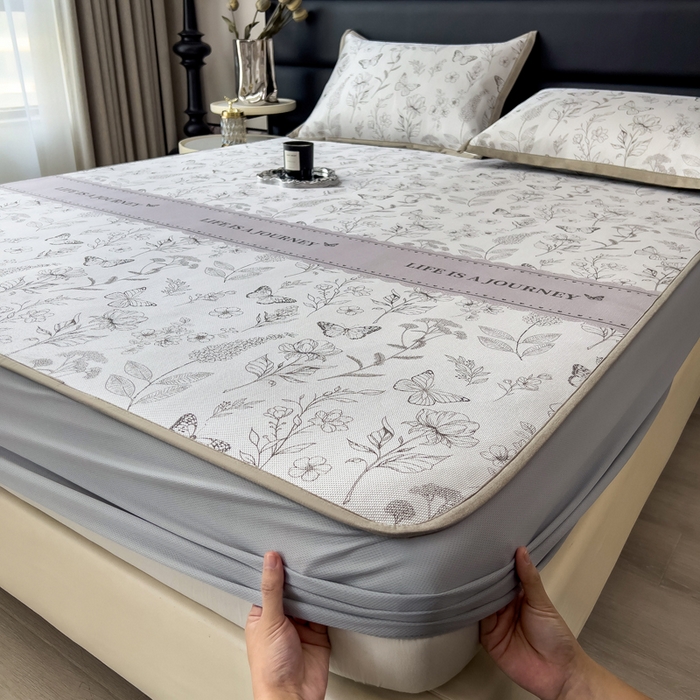 91家纺网 家纺一手货源 找家纺 全季家居 2025新款A类花卉系列数码印花冰藤席凉席席子 蝶舞秘境-浅咖 床笠