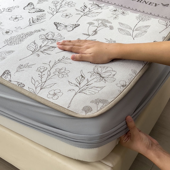 91家纺网 家纺一手货源 找家纺 全季家居 2025新款A类花卉系列数码印花冰藤席凉席席子 蝶舞秘境-浅咖 床笠