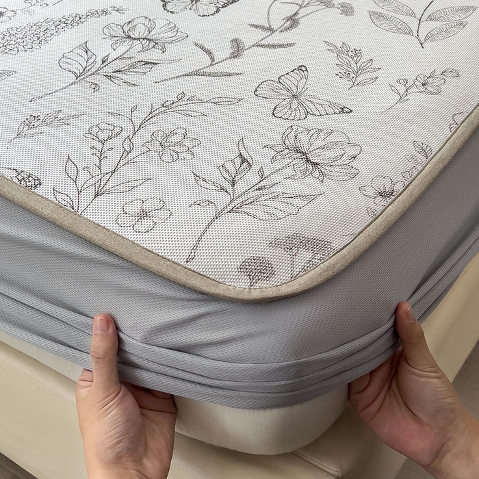 91家纺网 家纺一手货源 找家纺 全季家居 2025新款A类花卉系列数码印花冰藤席凉席席子 蝶舞秘境-浅咖 床笠