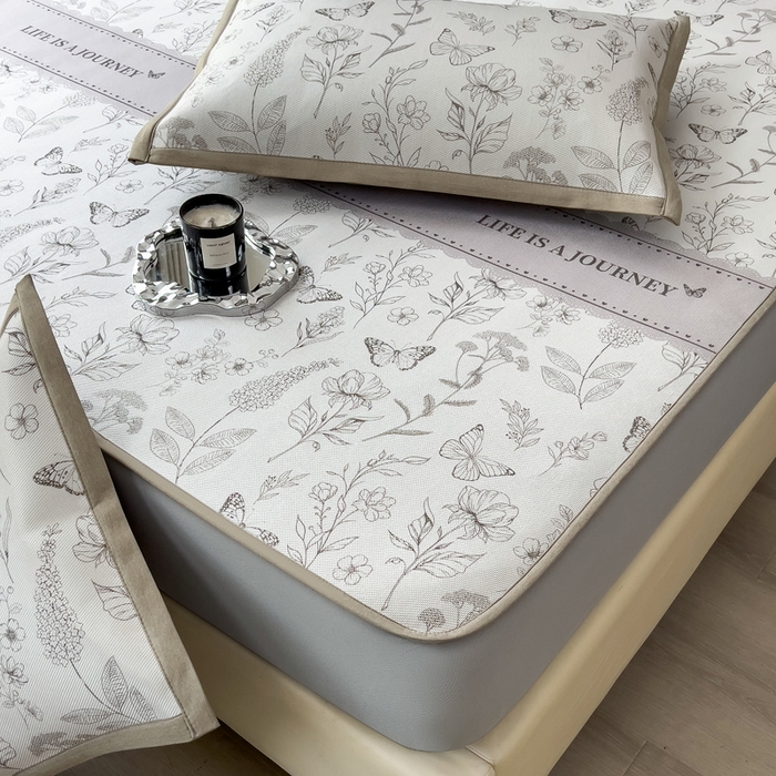 91家纺网 家纺一手货源 找家纺 全季家居 2025新款A类花卉系列数码印花冰藤席凉席席子 蝶舞秘境-浅咖 床笠