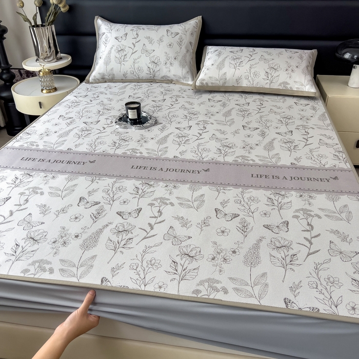 91家纺网 家纺一手货源 找家纺 全季家居 2025新款A类花卉系列数码印花冰藤席凉席席子 蝶舞秘境-浅咖 床笠