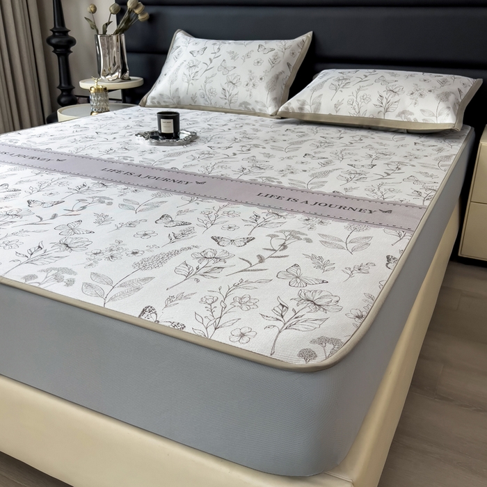 91家纺网 家纺一手货源 找家纺 全季家居 2025新款A类花卉系列数码印花冰藤席凉席席子 蝶舞秘境-浅咖 床笠