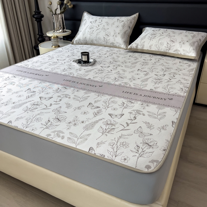 91家纺网 家纺一手货源 找家纺 全季家居 2025新款A类花卉系列数码印花冰藤席凉席席子 蝶舞秘境-浅咖 床笠