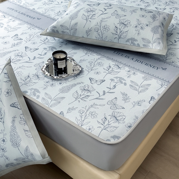 91家纺网 家纺一手货源 找家纺 全季家居 2025新款A类花卉系列数码印花冰藤席凉席席子 蝶舞秘境-浅蓝 床笠