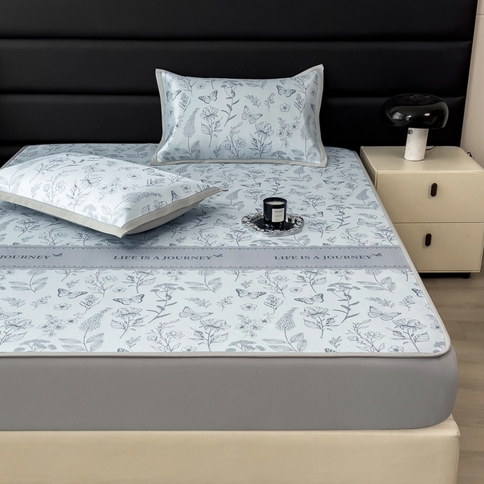 91家纺网 家纺一手货源 找家纺 全季家居 2025新款A类花卉系列数码印花冰藤席凉席席子 蝶舞秘境-浅蓝 床笠