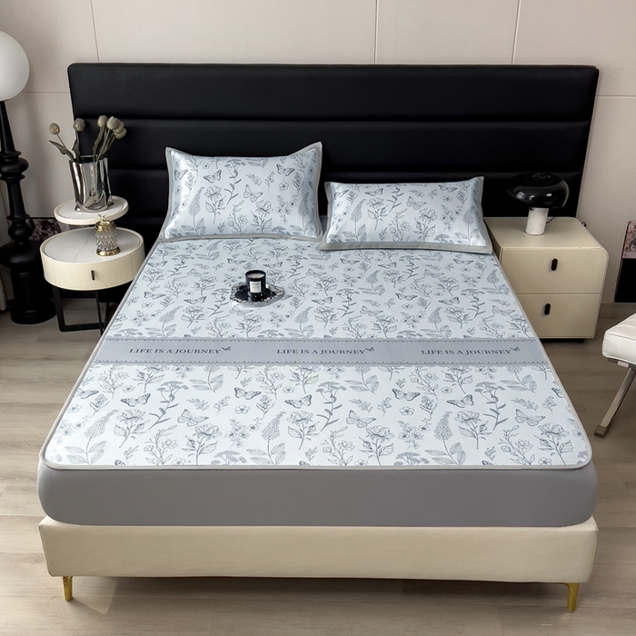 91家纺网 家纺一手货源 找家纺 全季家居 2025新款A类花卉系列数码印花冰藤席凉席席子 蝶舞秘境-浅蓝 床笠