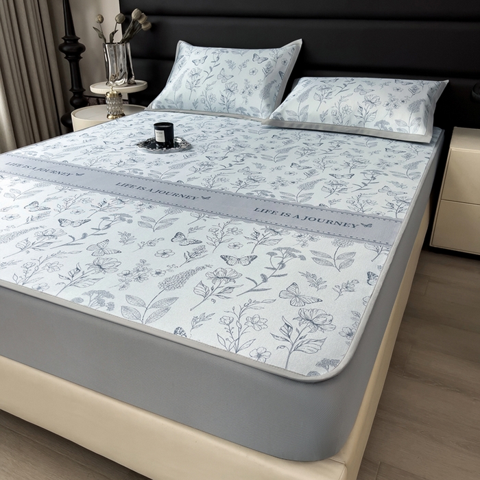 91家纺网 家纺一手货源 找家纺 全季家居 2025新款A类花卉系列数码印花冰藤席凉席席子 蝶舞秘境-浅蓝 床笠