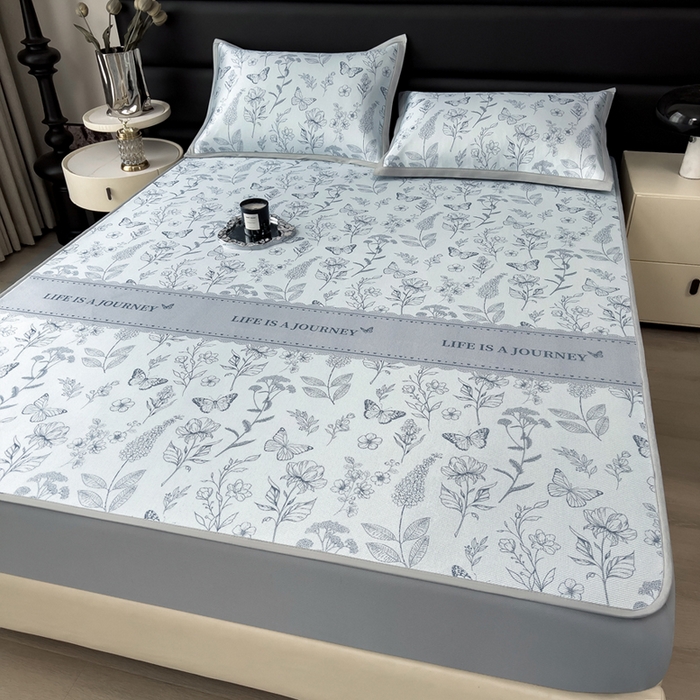 91家纺网 家纺一手货源 找家纺 全季家居 2025新款A类花卉系列数码印花冰藤席凉席席子 蝶舞秘境-浅蓝 床笠