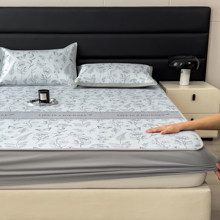 91家纺网 家纺一手货源 找家纺 全季家居 2025新款A类花卉系列数码印花冰藤席凉席席子 蝶舞秘境-浅蓝 床笠