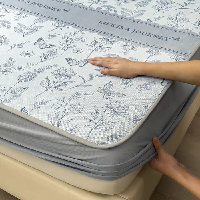 91家纺网 家纺一手货源 找家纺 全季家居 2025新款A类花卉系列数码印花冰藤席凉席席子 蝶舞秘境-浅蓝 床笠